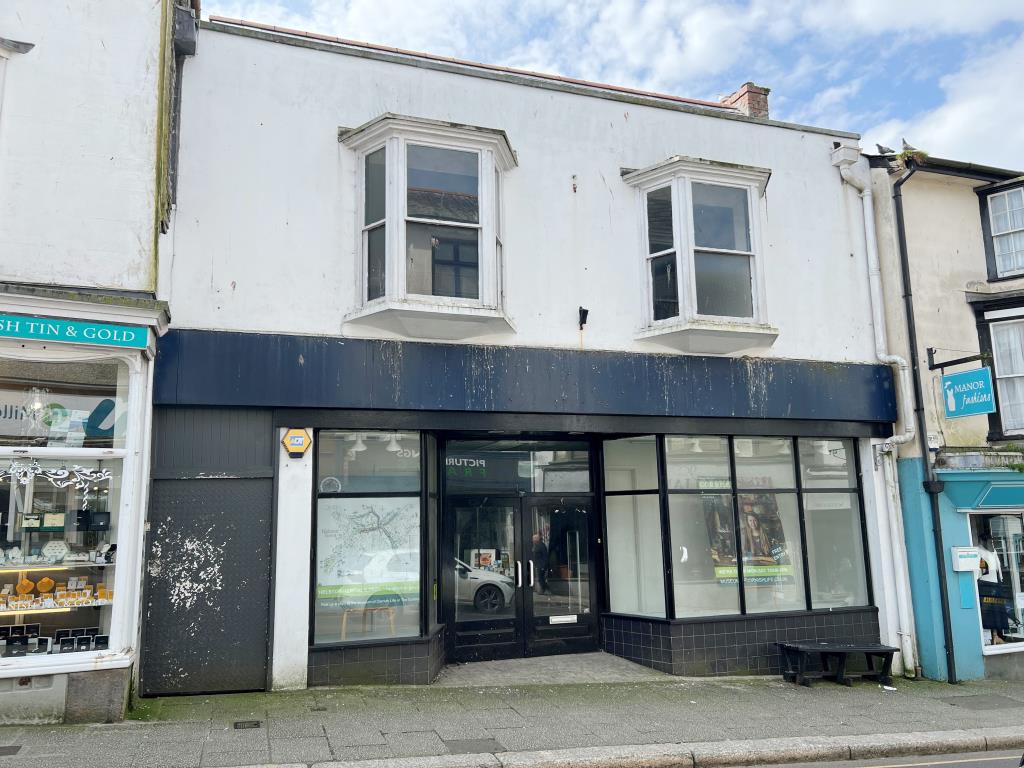 Lot: 27 - SUBSTANTIAL COMMERCIAL PROPERTY WITH POTENTIAL IN TOWN CENTRE LOCATION -